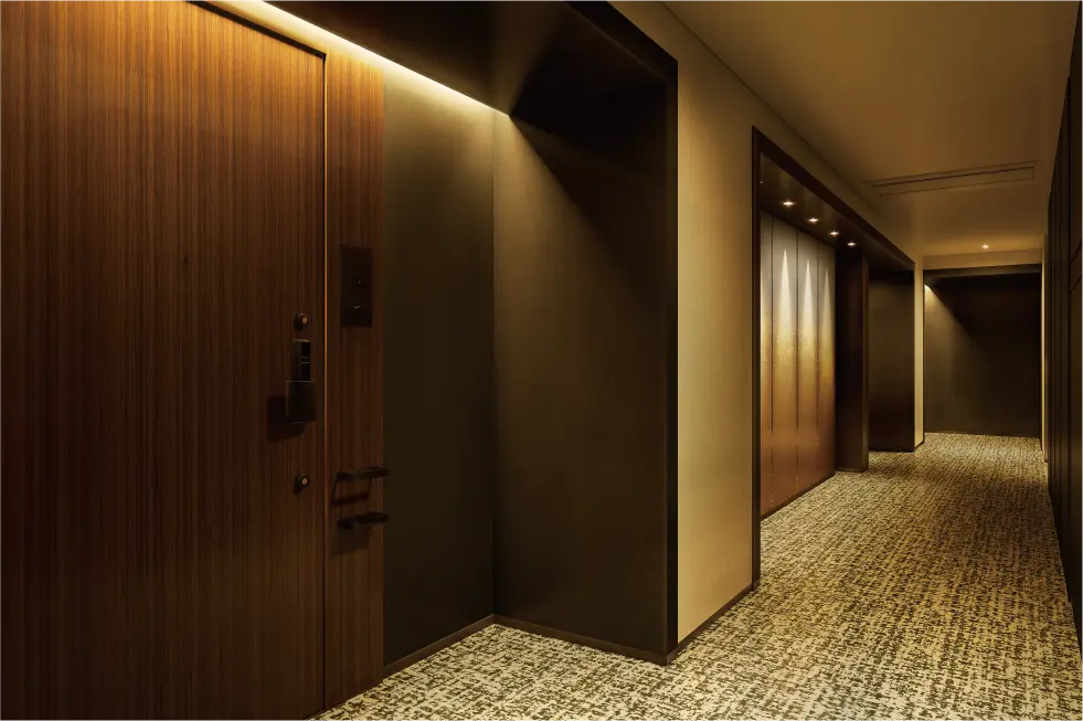 INNER CORRIDOR ①ホテルライクな内廊下仕様 邸宅としてのプライバシー性を⾼め、快適に過ごすことができる内廊下設計を採用。ホテルライクな雰囲気に加えて雨風が吹き込まず、住まいの美観も保ちます。
