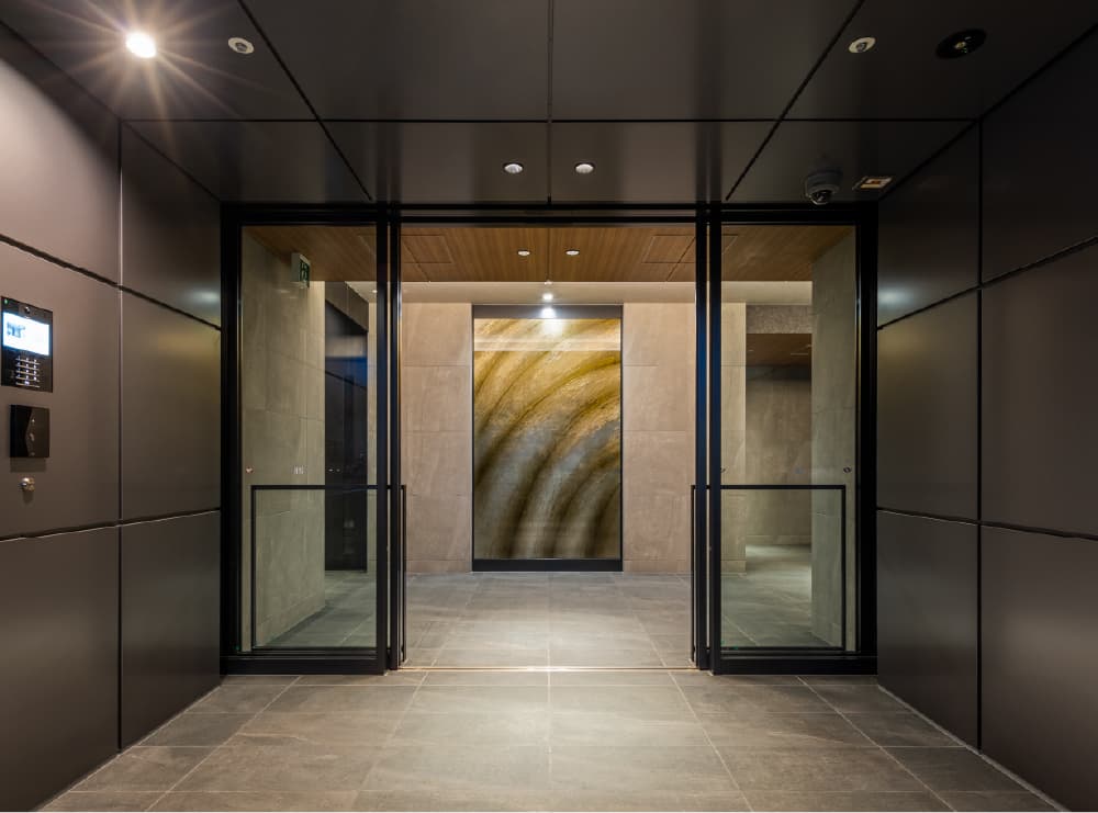 エントランス屋内駐輪場竣工写真（2025年1月撮影）｜公式／（仮称）ローレルコート星ヶ丘レジデンス｜名古屋市の新築分譲マンション