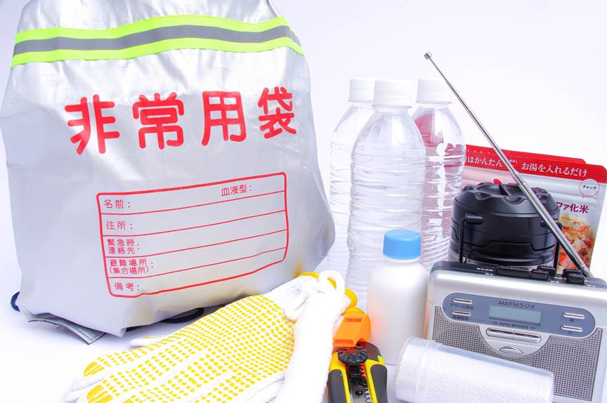 防災グッズは「非常用持ち出し袋」と「備蓄品」の2種類