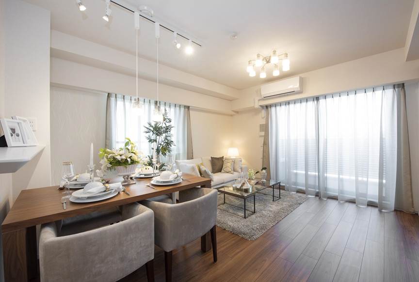 リビングの照明は、部屋の真ん中にあるシーリングライト一つだけ